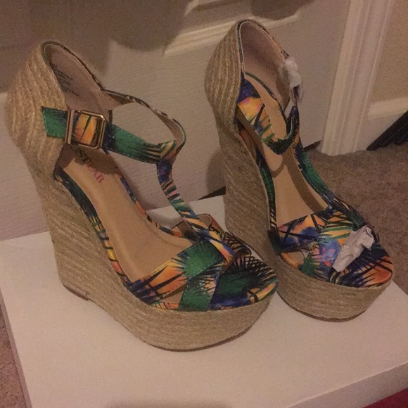 Shoes - Picture 3 of 4